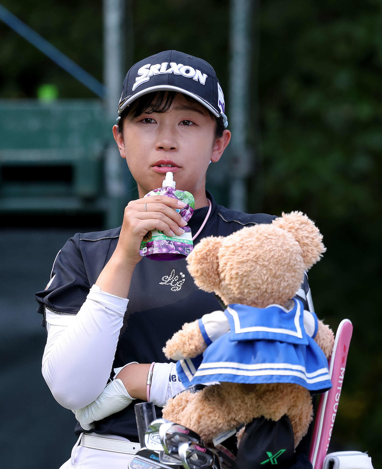 18番、エネルギー補給する菅沼（撮影・河田真司）
