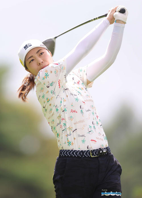 4番、ティーショットを放つ服部（撮影・河田真司）
