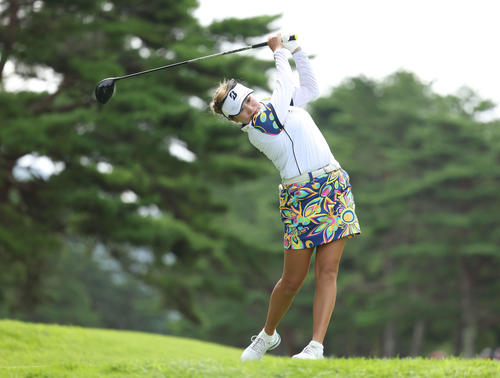4番、ティーショットを放つ桑木（撮影・河田真司）