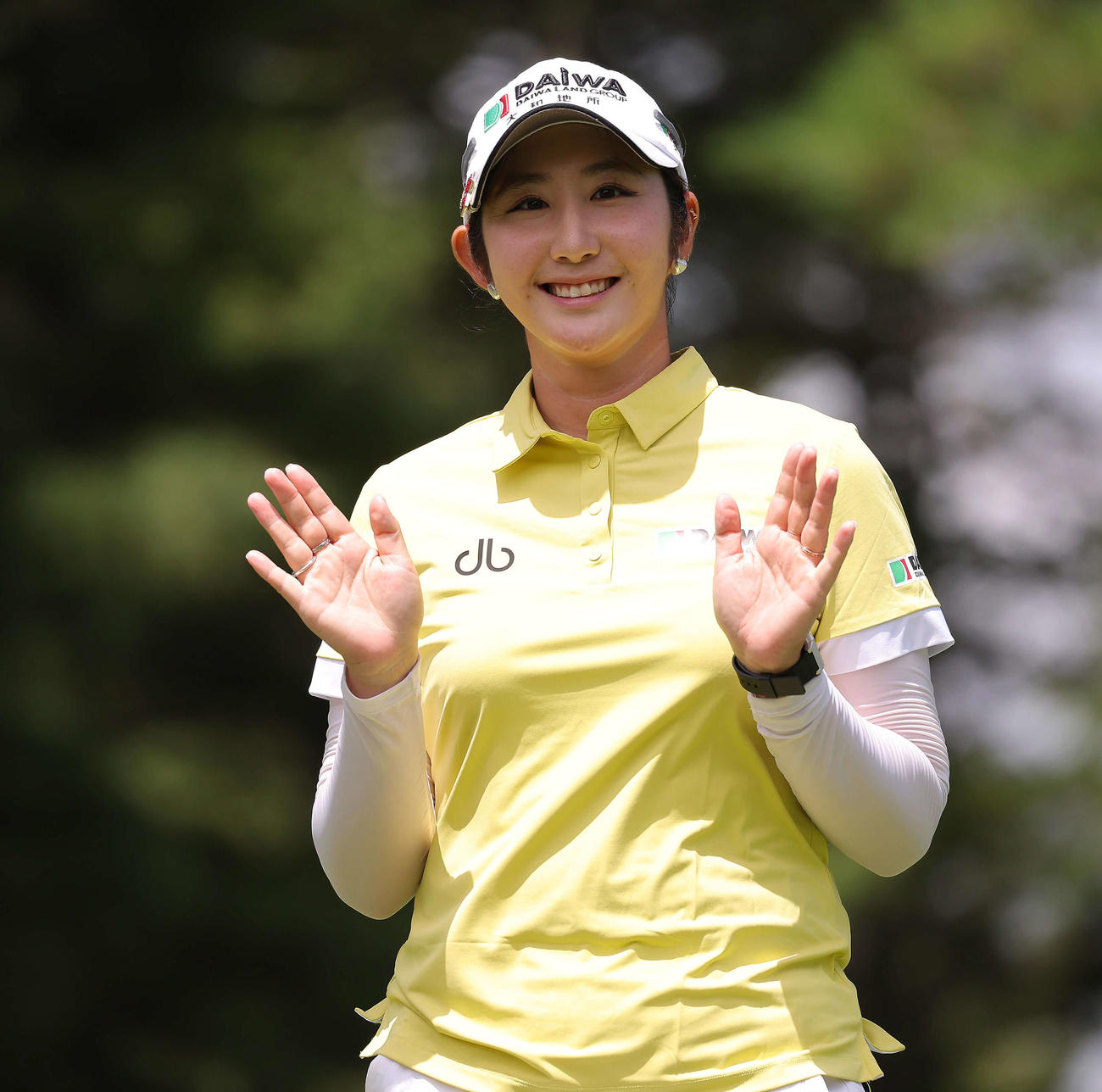 14番、バーディーを決め、笑顔で手を振るペ・ソンウ（撮影・河田真司）