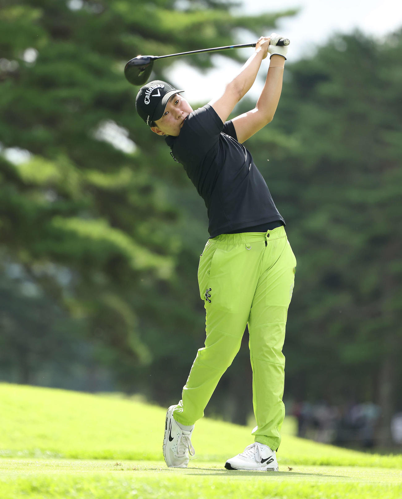 4番、ティーショットを放つ沖（撮影・河田真司）