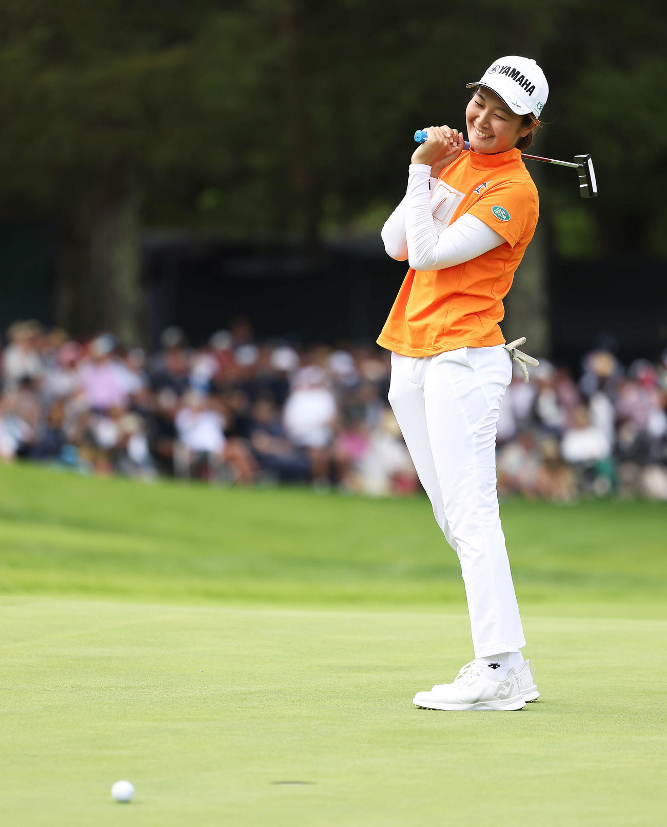 プレーオフでパットを外し、苦笑いを浮かべる神谷（撮影・河田真司）