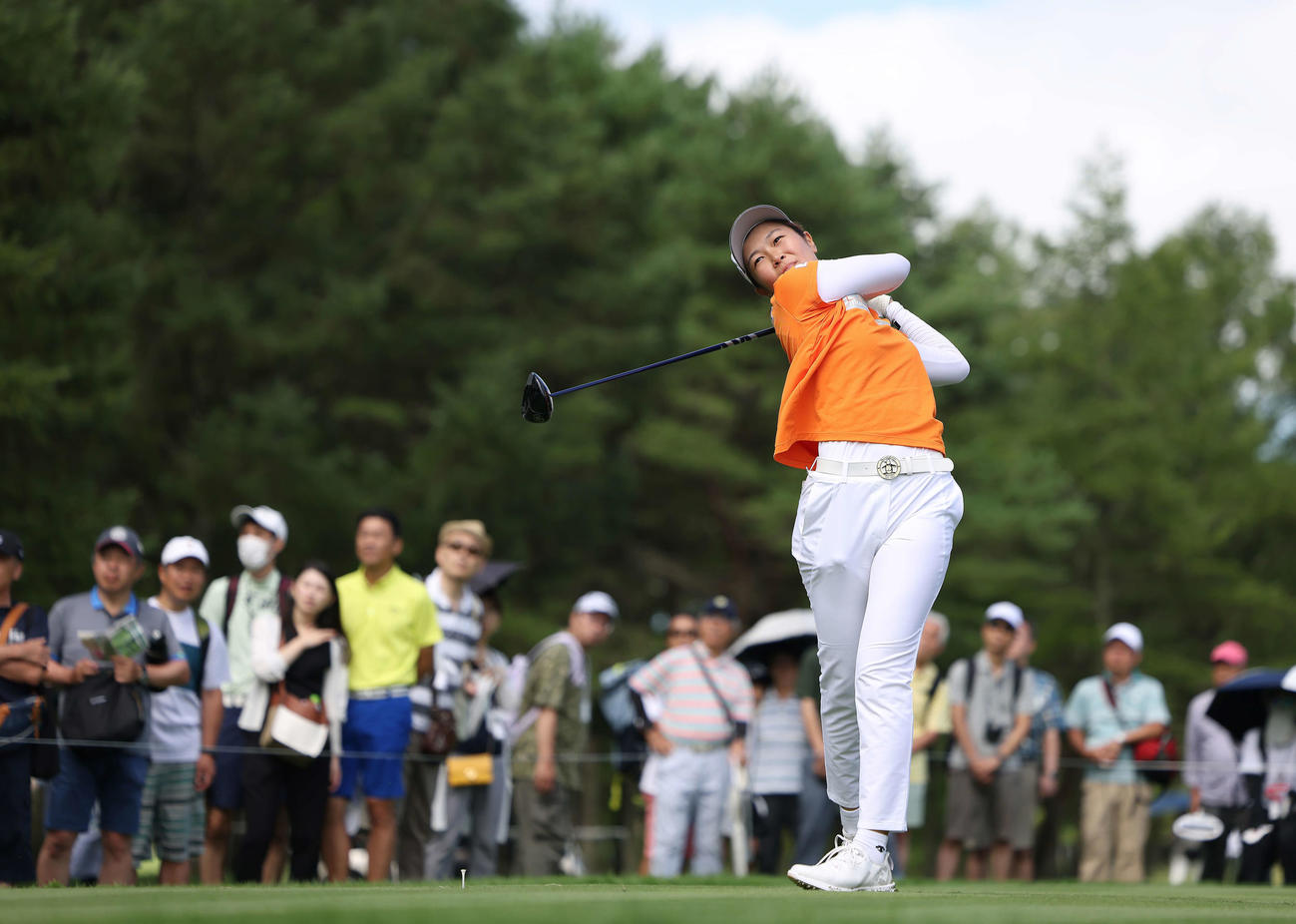 6番、ティーショットを放つ神谷（撮影・河田真司）