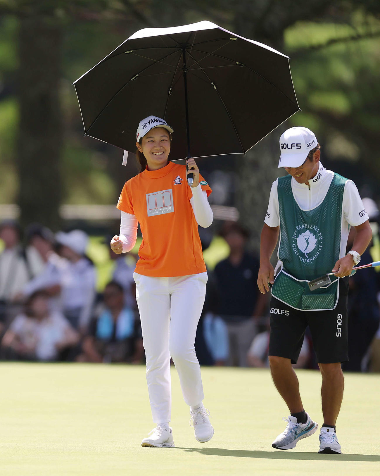 5番、バーディーを決め笑顔を見せる神谷（撮影・河田真司）