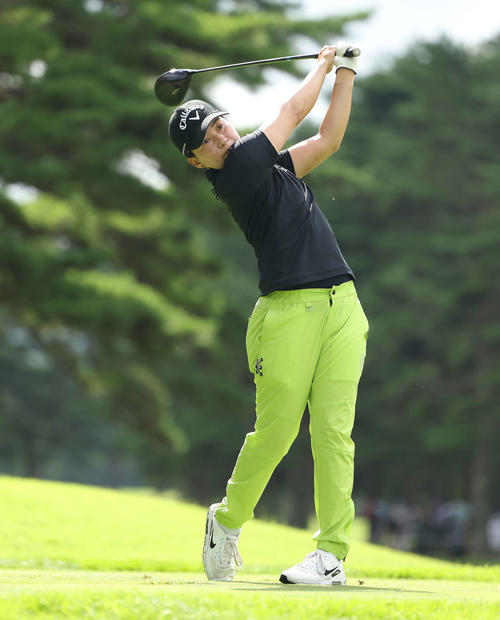 4番、ティーショットを放つ沖（撮影・河田真司）