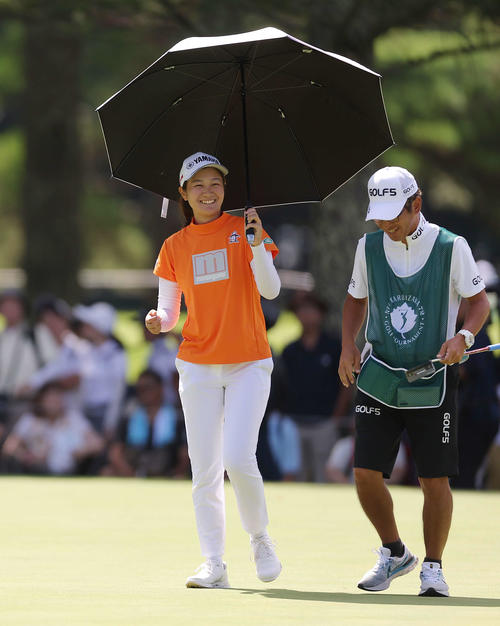 5番、バーディーを決め笑顔を見せる神谷（撮影・河田真司）