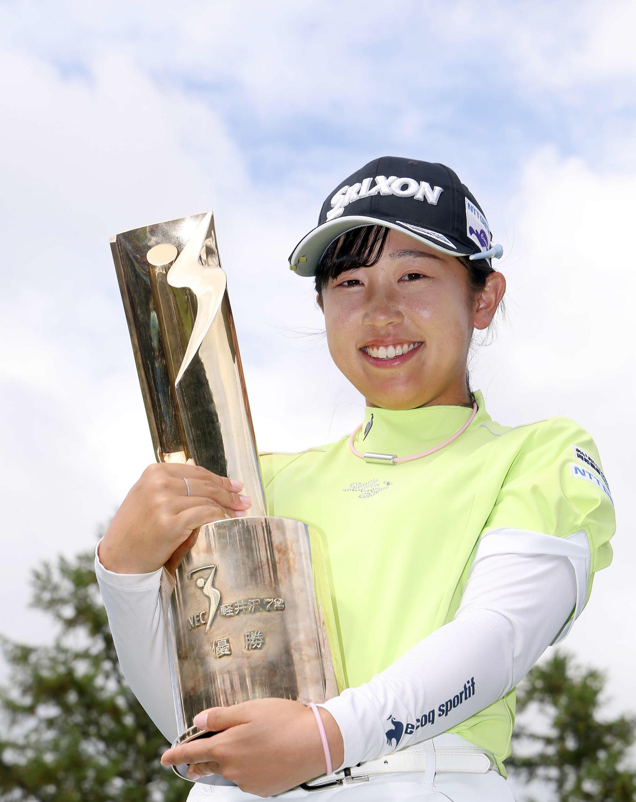 優勝トロフィーを手に笑顔で写真に納まる菅沼（撮影・河田真司）