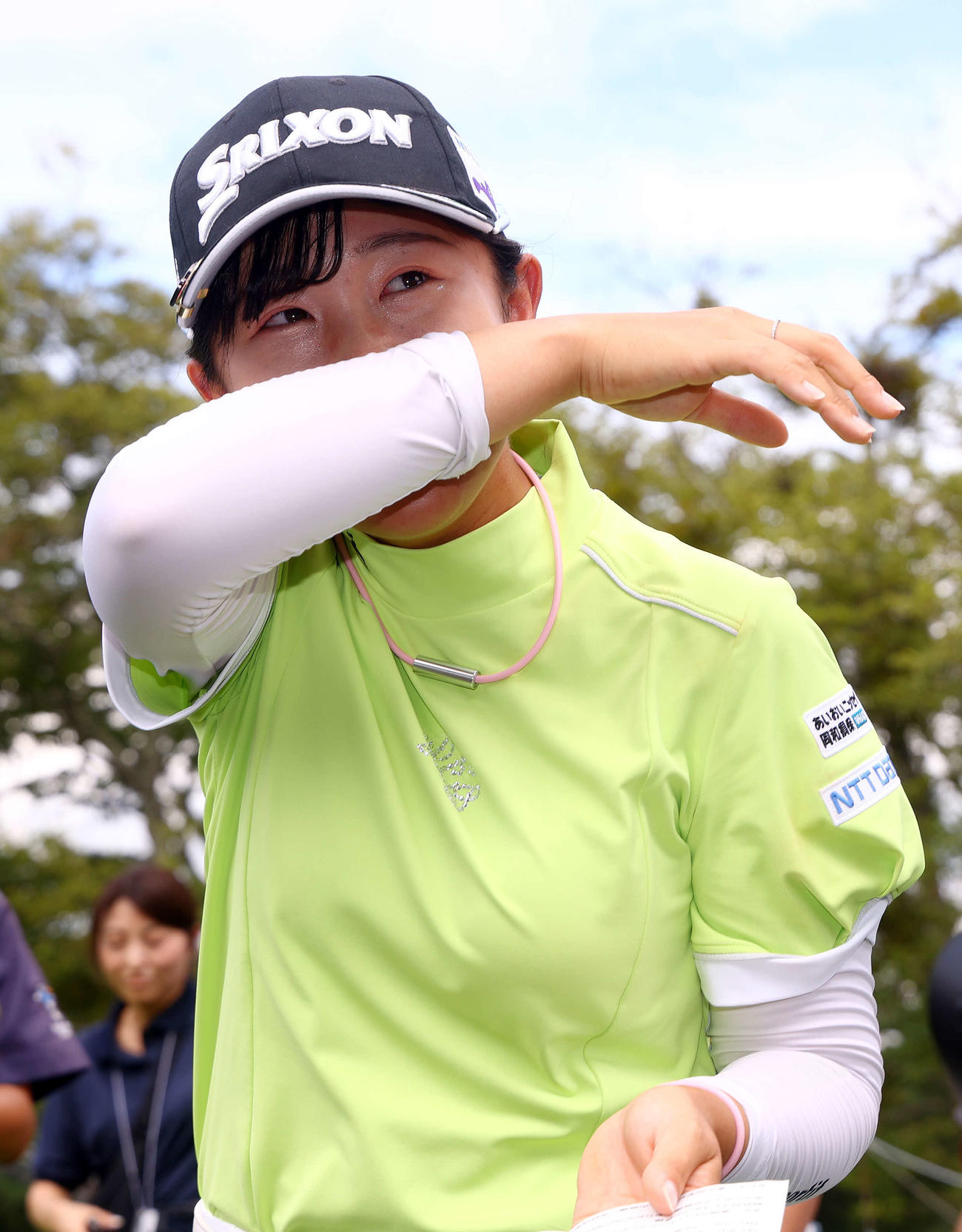 プレーオフを制しツアー初優勝を飾り、目に涙を浮かべながら喜ぶ菅沼（撮影・河田真司）