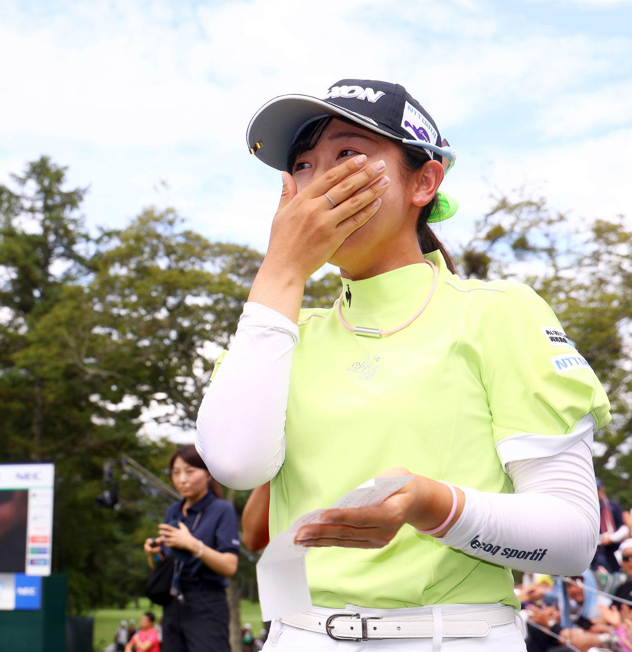 プレーオフを制しツアー初優勝を飾り、目に涙を浮かべながら喜ぶ菅沼（撮影・河田真司）