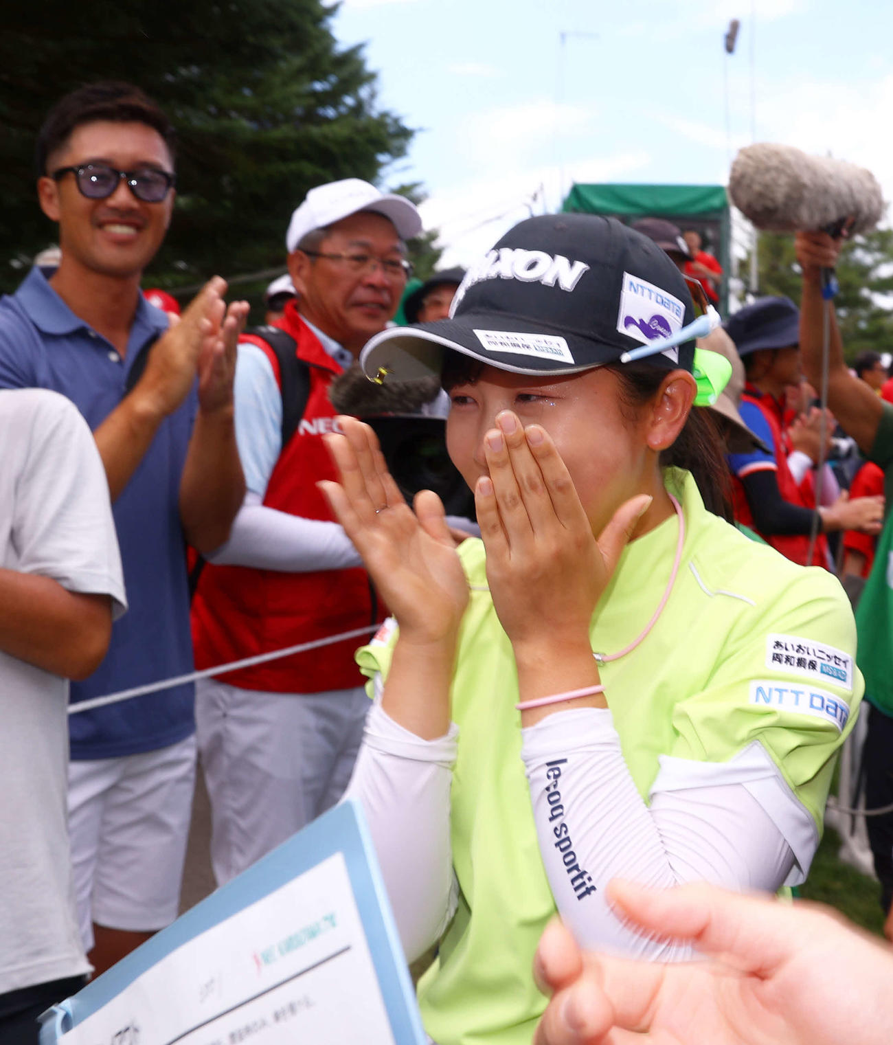 プレーオフを制しツアー初優勝を飾り、目に涙を浮かべながら喜ぶ菅沼（撮影・河田真司）