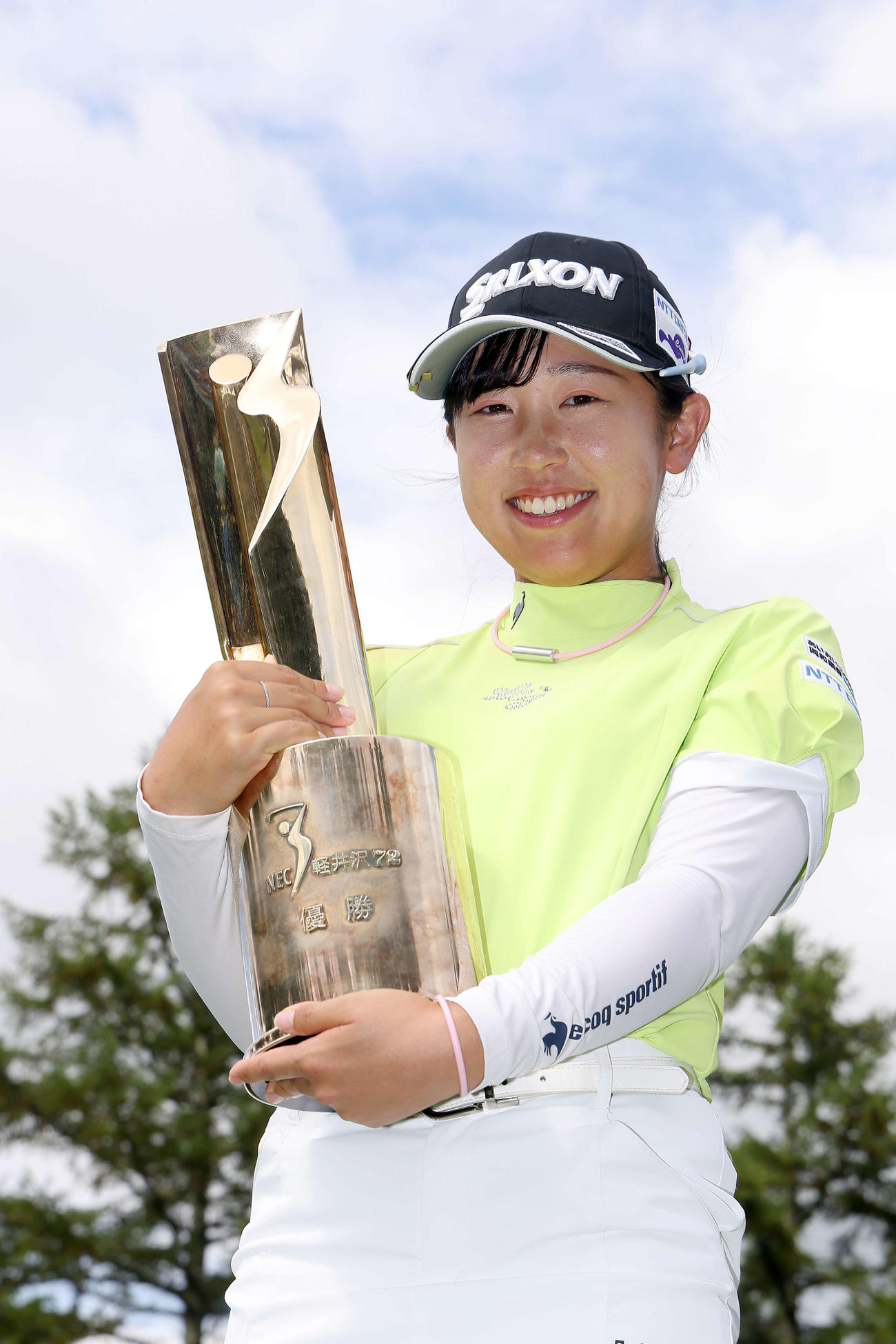 優勝トロフィーを手に笑顔で写真に納まる菅沼（撮影・河田真司）