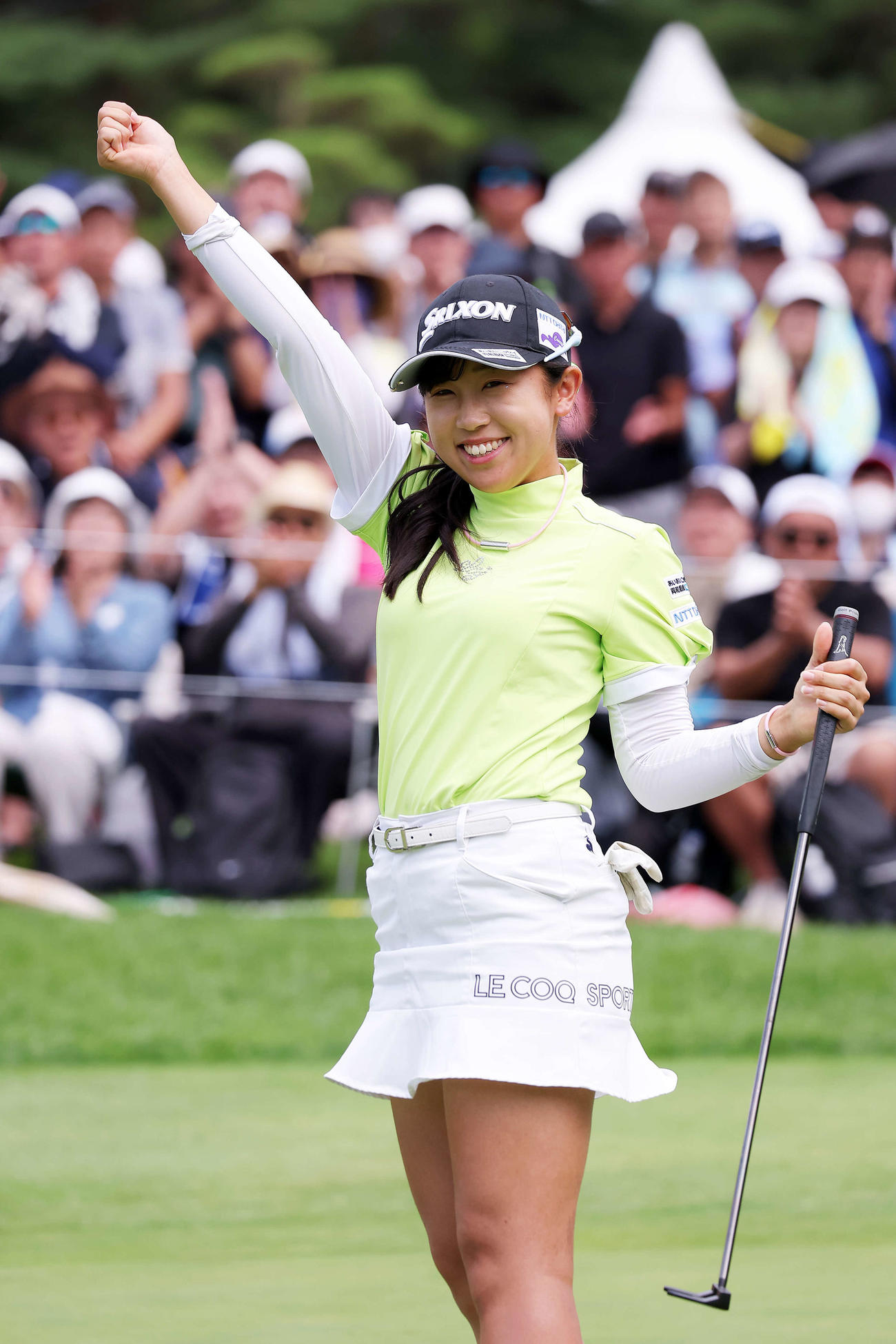 プレーオフを制し、ツアー初優勝を決めガッツポーズする菅沼（撮影・河田真司）