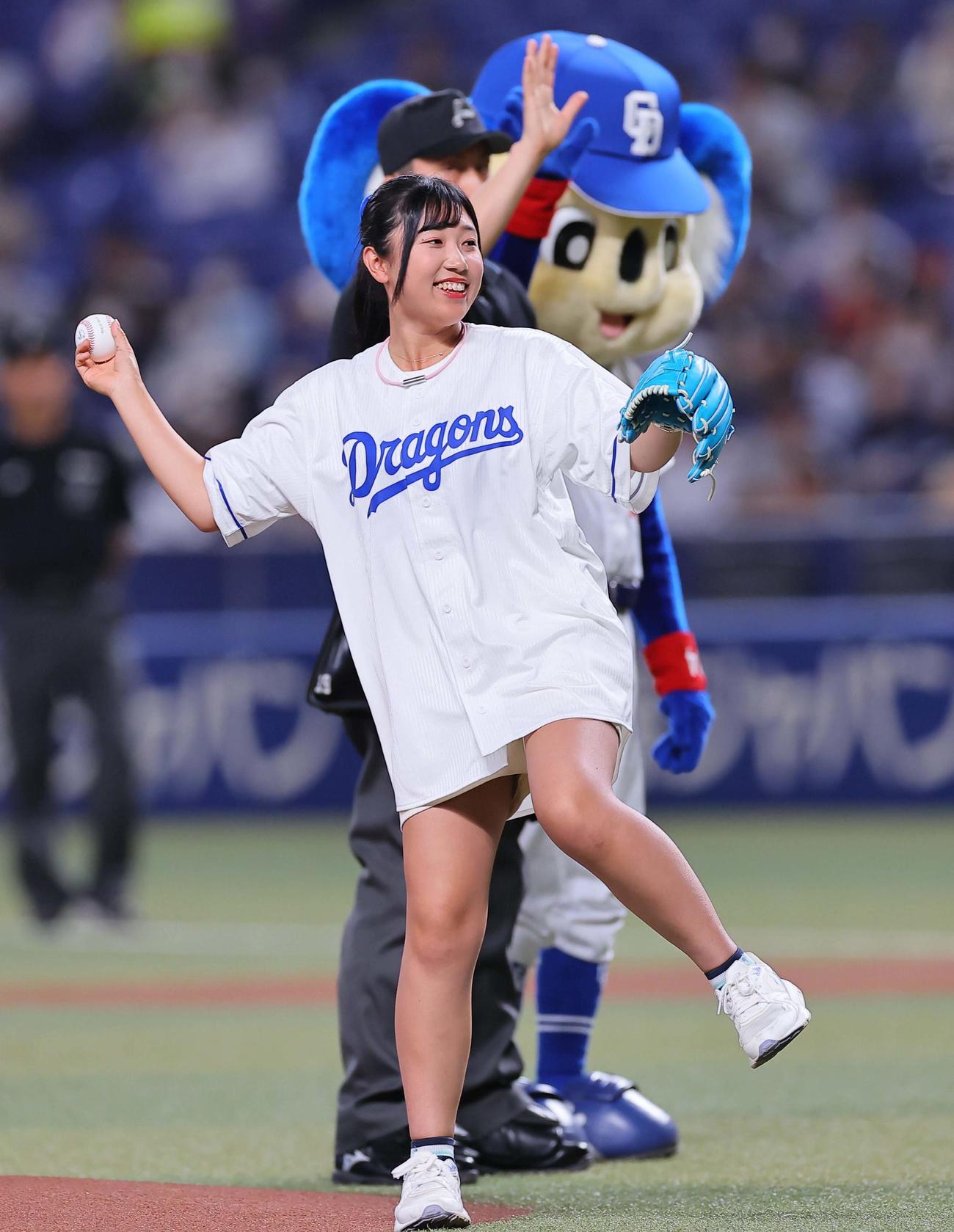 5月17日、始球式を務めた女子プロゴルファーの菅沼菜々