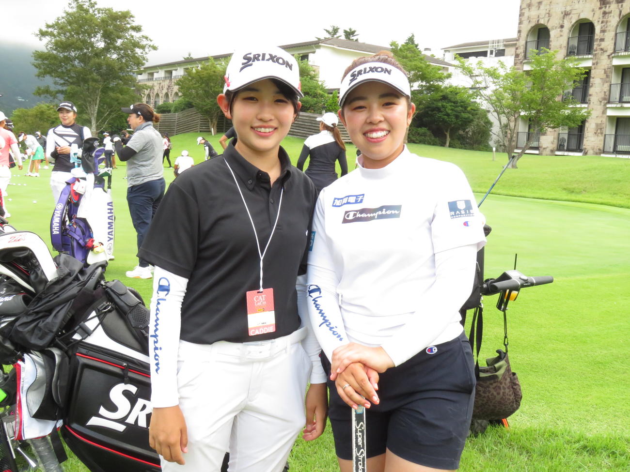 練習後、記念撮影に納まる山下美夢有（右）と初めてキャディーを務める妹の蘭さん