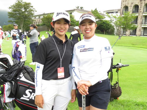 練習後、記念撮影に納まる山下美夢有（右）と初めてキャディーを務める妹の蘭さん