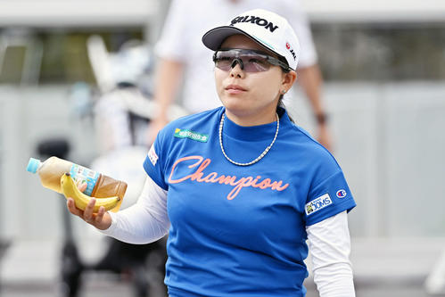 プロアマ戦でラウンドする勝みなみ（撮影・滝沢徹郎）