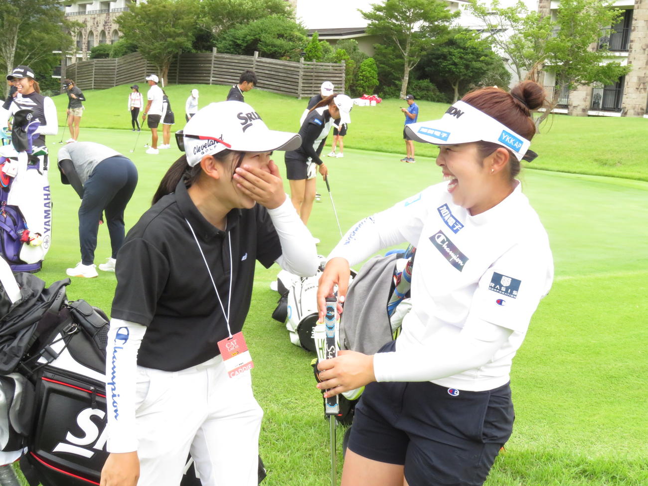 練習後、仲良く話す山下美夢有（右）と初めてキャディーを務める妹の蘭さん