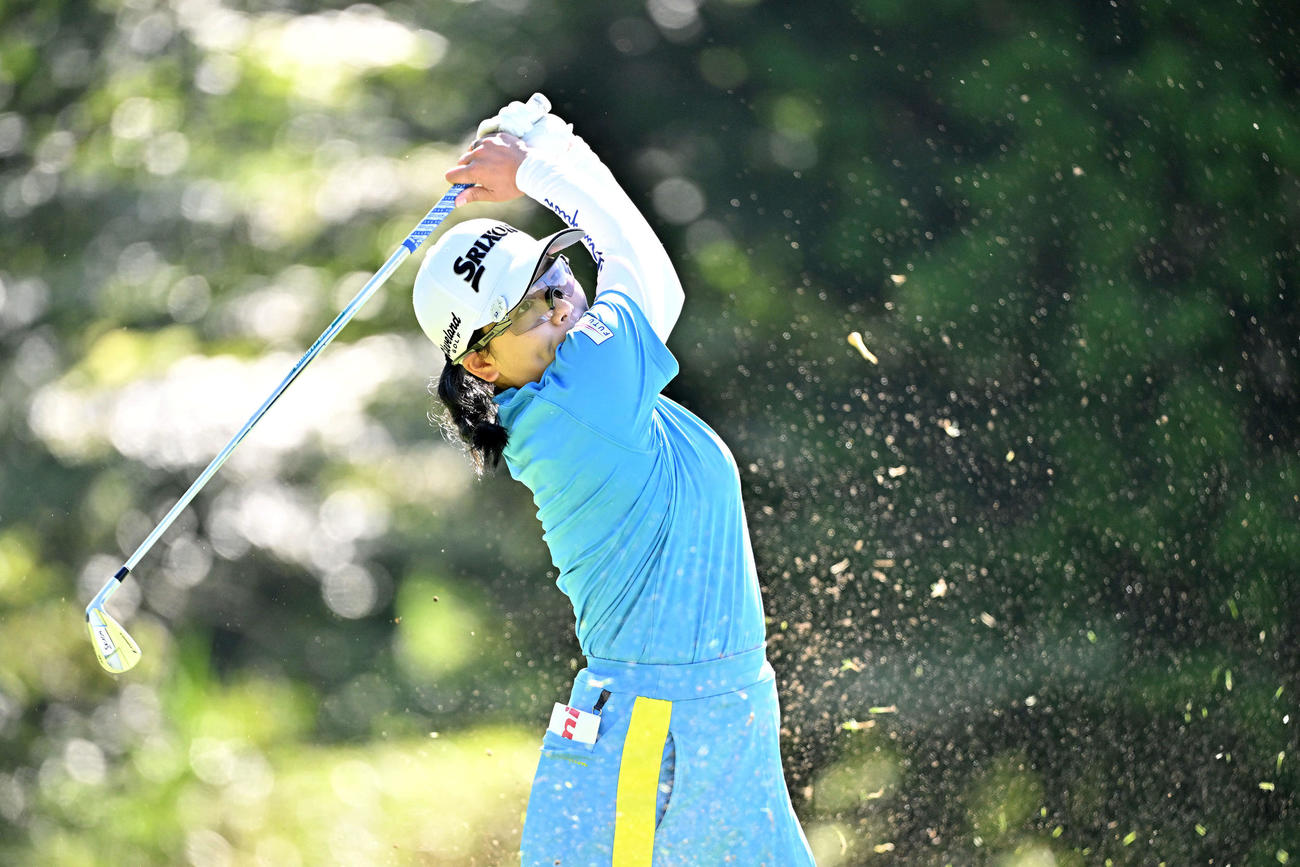 17番、ティーショットを放つ勝（撮影・滝沢徹郎）