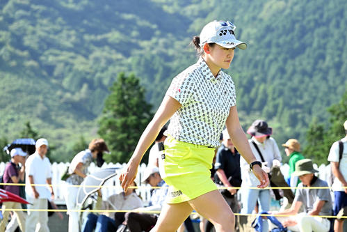 ホールアウトし引き揚げる岩井千（撮影・滝沢徹郎）
