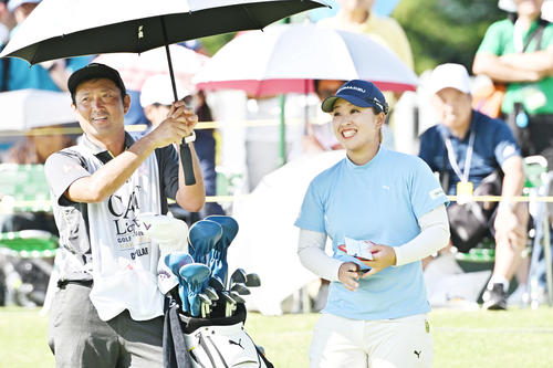 18番をバーディーで終え笑顔の西郷（右）（撮影・滝沢徹郎）