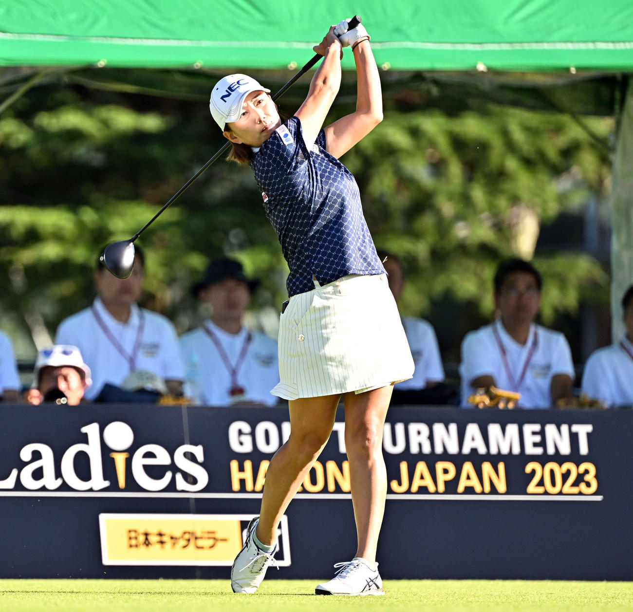 1番、ティーショットを放つ原江（撮影・滝沢徹郎）