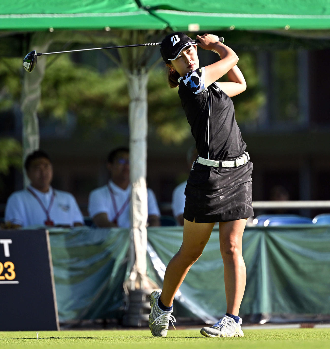 1番、ティーショットを放つ浜崎（撮影・滝沢徹郎）