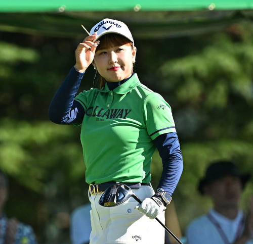 1番、ティーショットを放ち笑顔のリ・ハナ（撮影・滝沢徹郎）