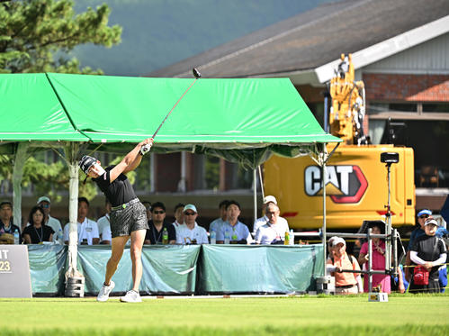 1番、ティーショットを放つ岩井千（撮影・滝沢徹郎）