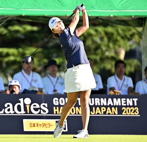 1番、ティーショットを放つ原江（撮影・滝沢徹郎）