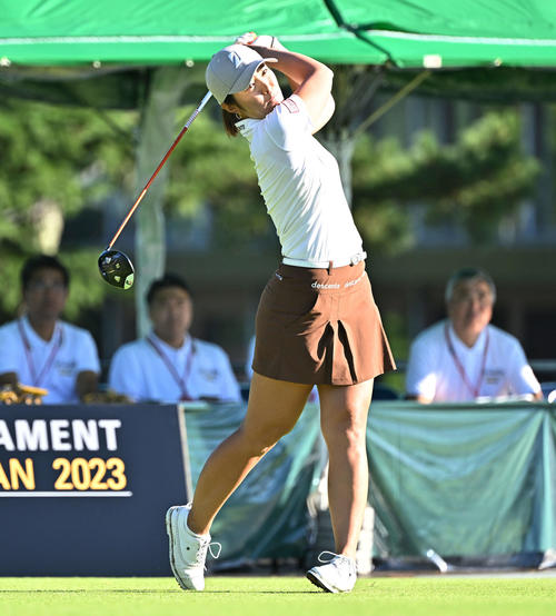1番、ティーショットを放つ渡辺（撮影・滝沢徹郎）