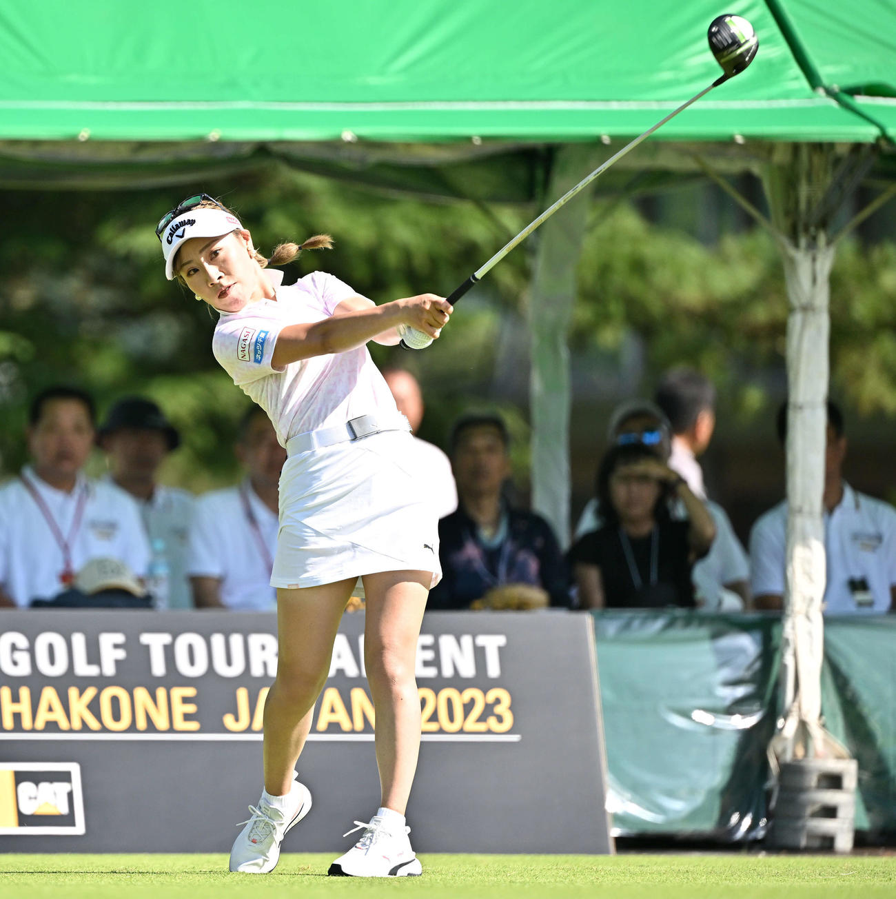 1番、ティーショットを放つ木村（撮影・滝沢徹郎）