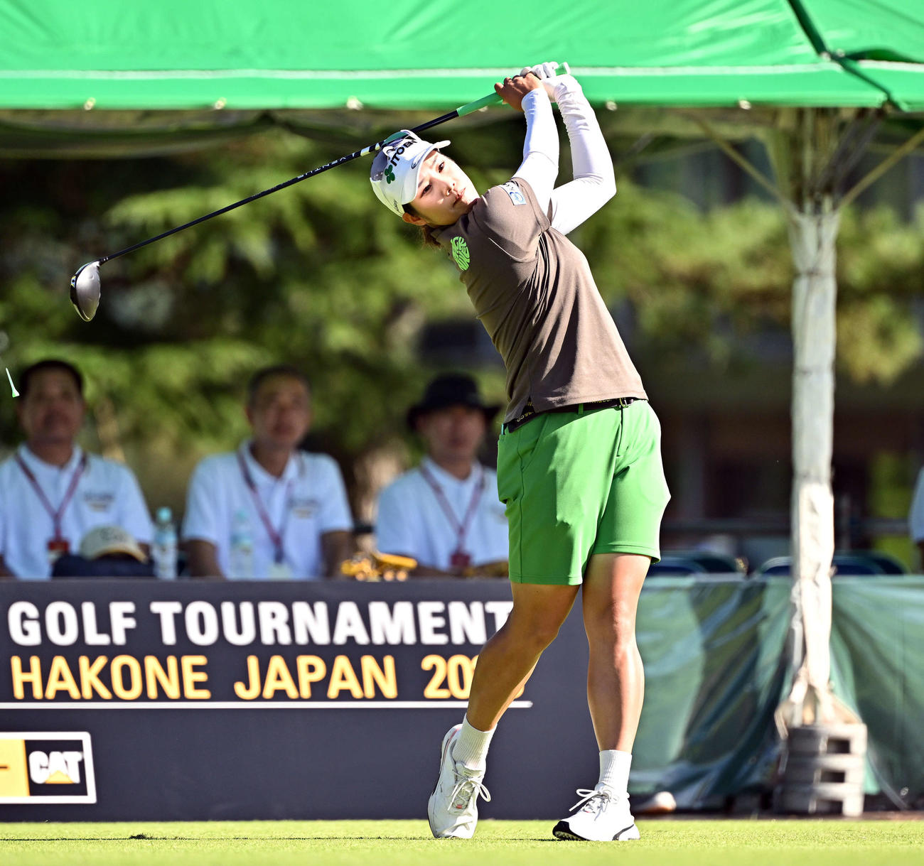 1番、ティーショットを放つ浜田（撮影・滝沢徹郎）