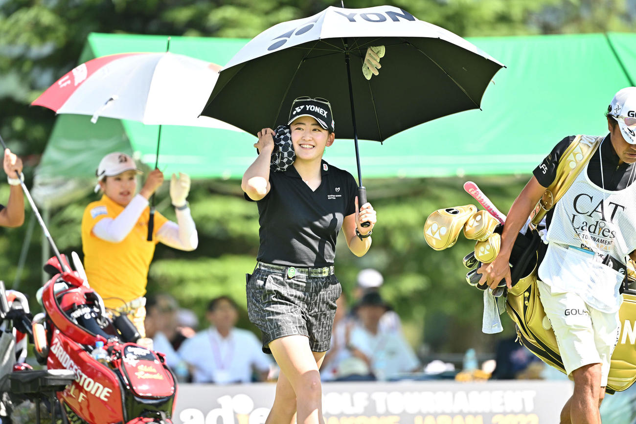 1番、氷嚢（ひょうのう）を手にラウンドする岩井千（撮影・滝沢徹郎）
