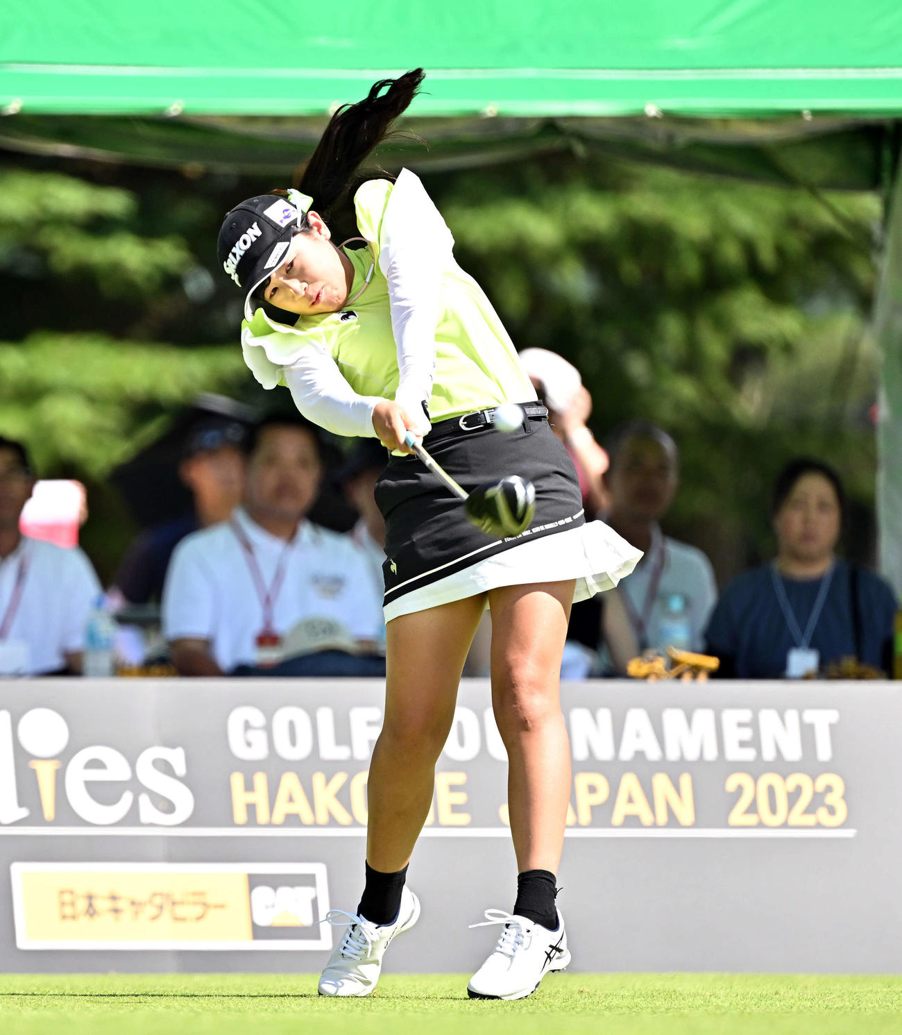 1番、ティーショットを放つ菅沼（撮影・滝沢徹郎）