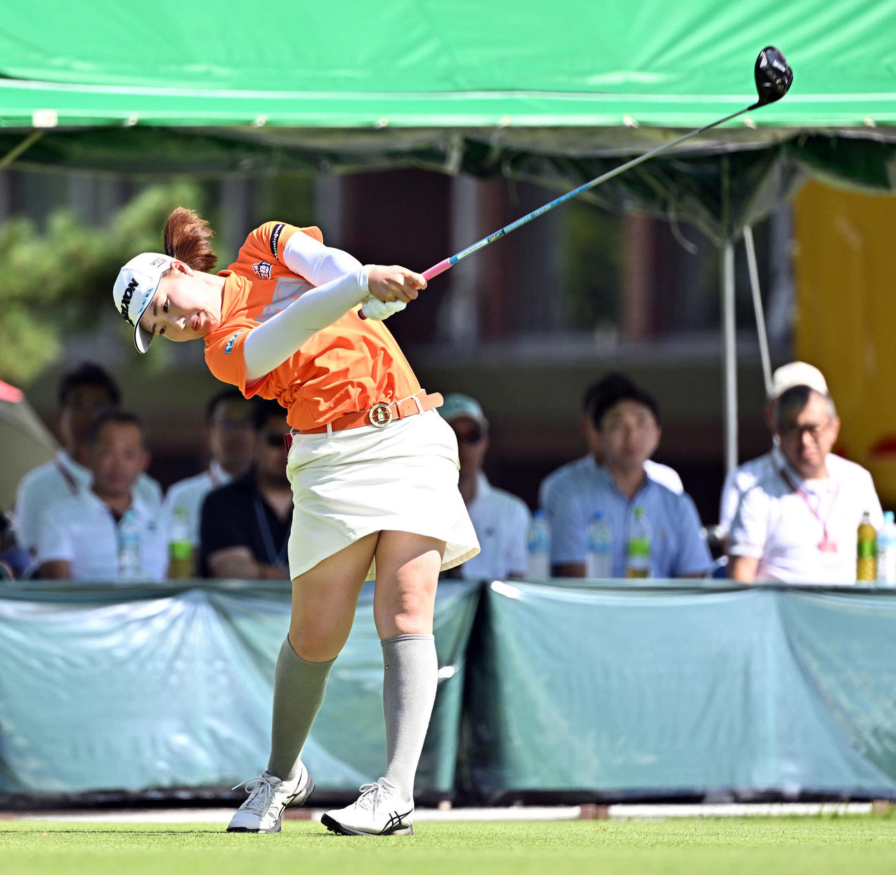 1番、ティーショットを放つ竹田（撮影・滝沢徹郎）