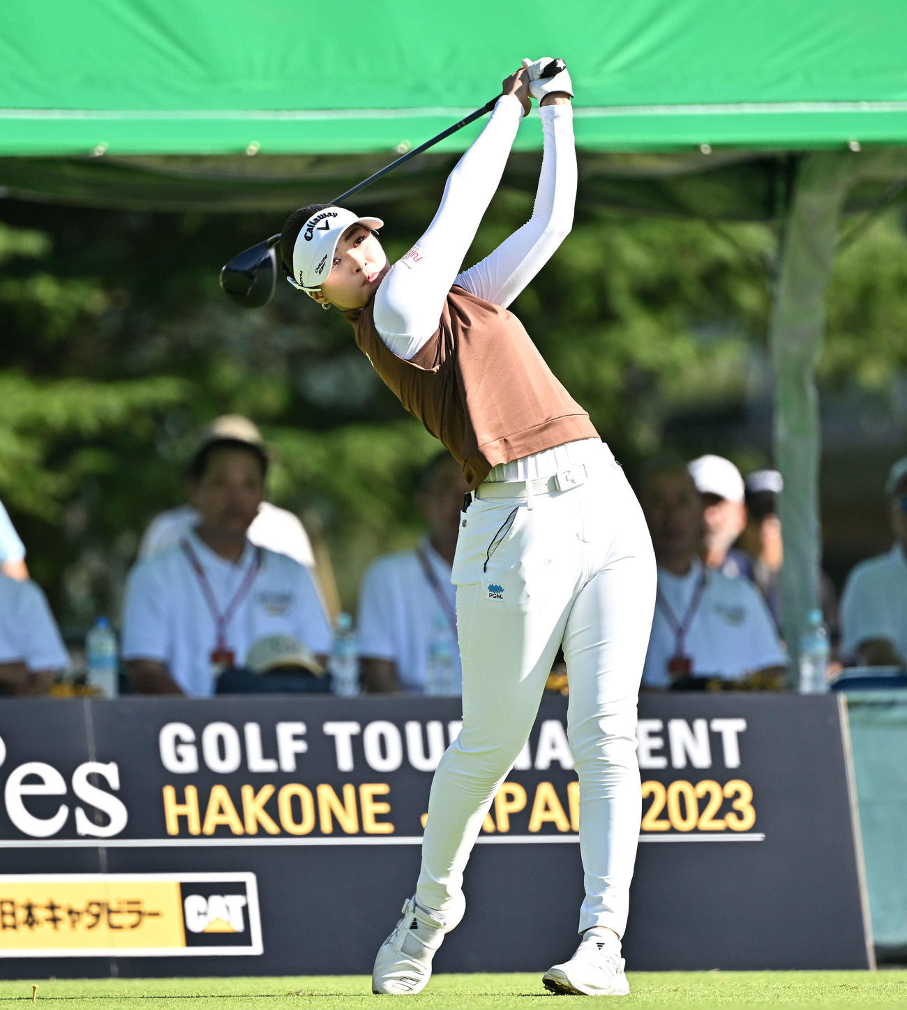 1番、ティーショットを放つ柏原（撮影・滝沢徹郎）