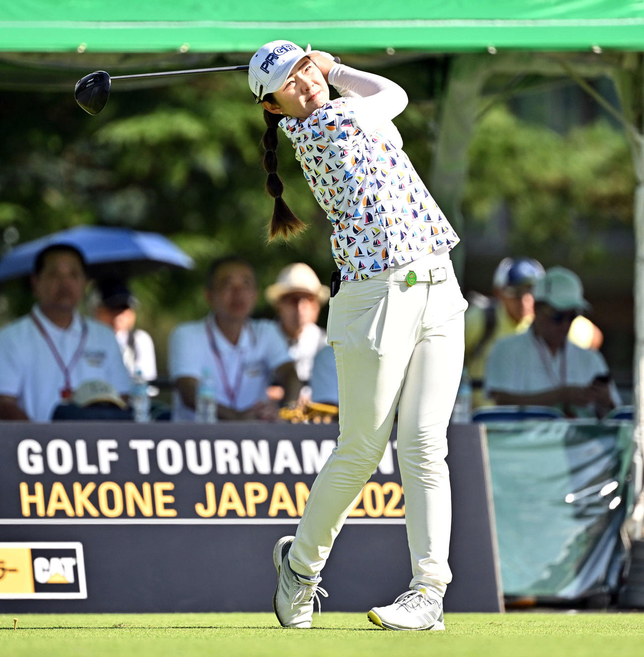 1番、ティーショットを放つ辻梨（撮影・滝沢徹郎）
