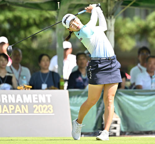 1番、ティーショットを放つ小祝（撮影・滝沢徹郎）