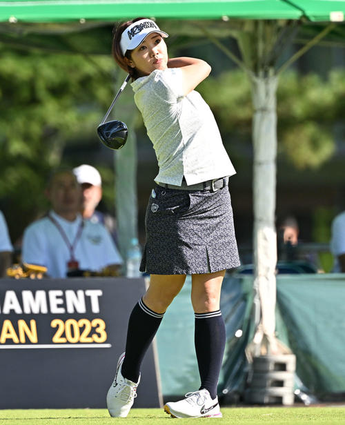 1番、ティーショットを放つ葭葉（撮影・滝沢徹郎）