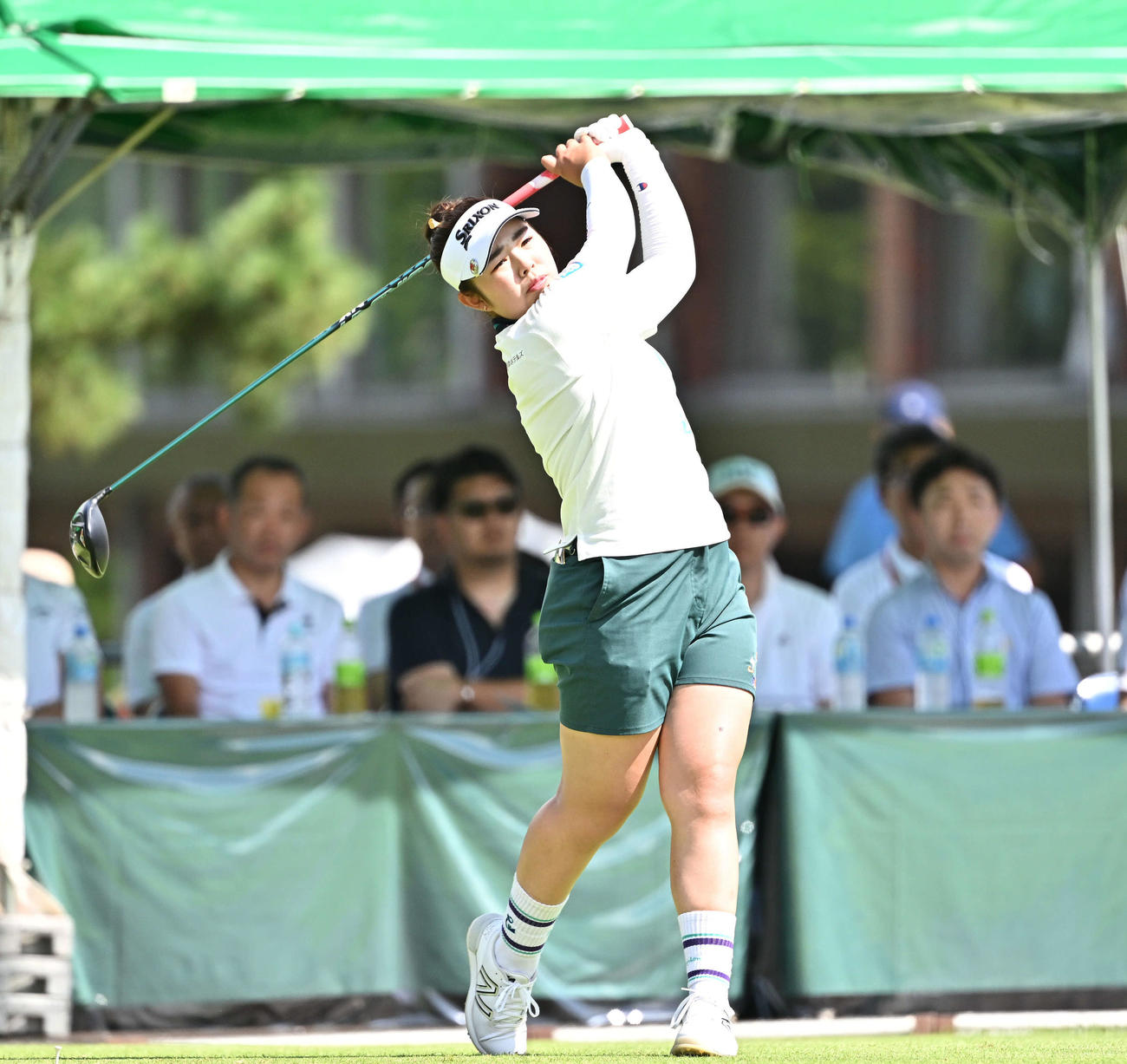 1番、ティーショットを放つ山下（撮影・滝沢徹郎）