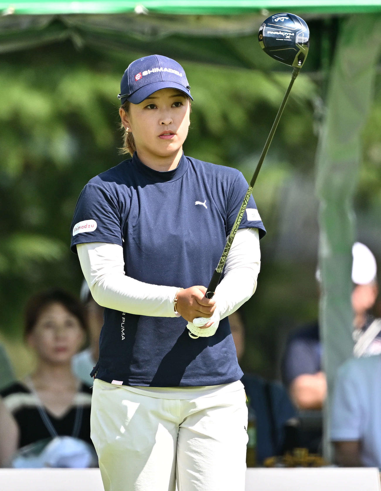 1番、ティーショットに臨む西郷（撮影・滝沢徹郎）