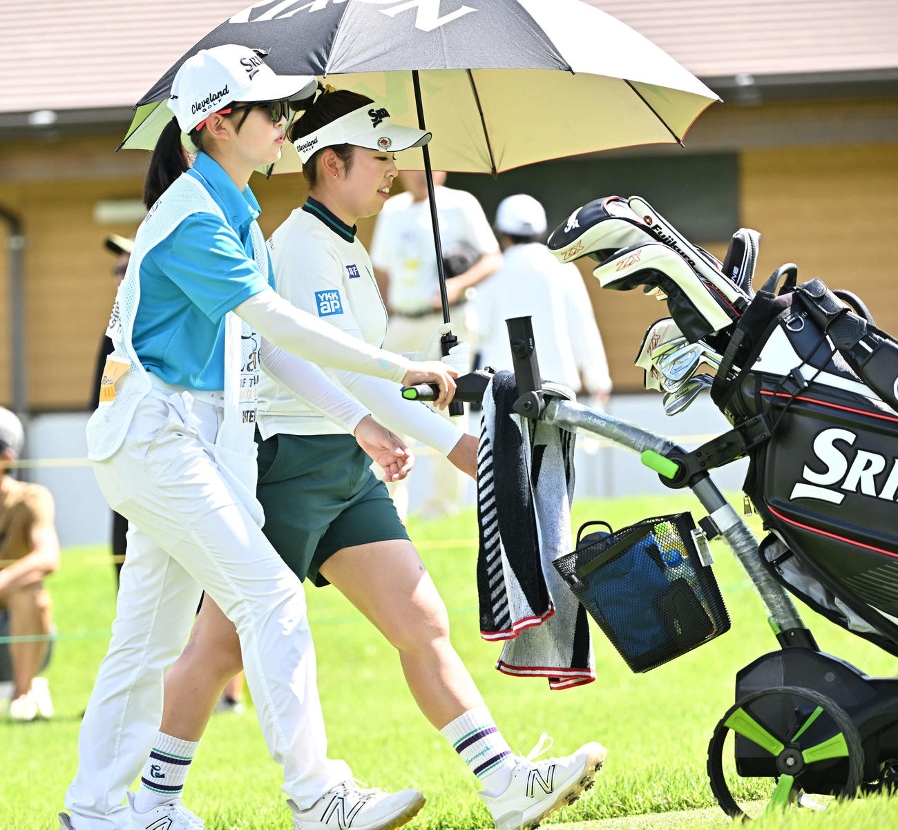 1番、山下（後方）はキャディーで妹の蘭さんとラウンドする（撮影・滝沢徹郎）