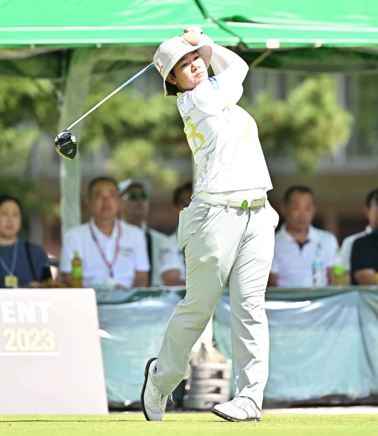 1番、ティーショットを放つ川岸（撮影・滝沢徹郎）