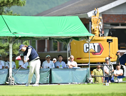 1番、ティーショットを放つ西郷（撮影・滝沢徹郎）