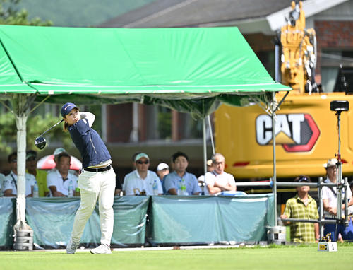 1番、ティーショットを放つ西郷（撮影・滝沢徹郎）