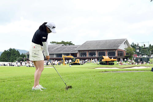 18番、ラフからショットを放つ勝（撮影・滝沢徹郎）
