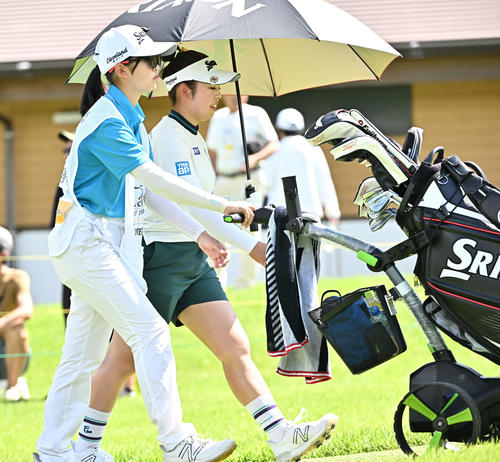 1番、山下（後方）はキャディーで妹の蘭さんとラウンドする（撮影・滝沢徹郎）