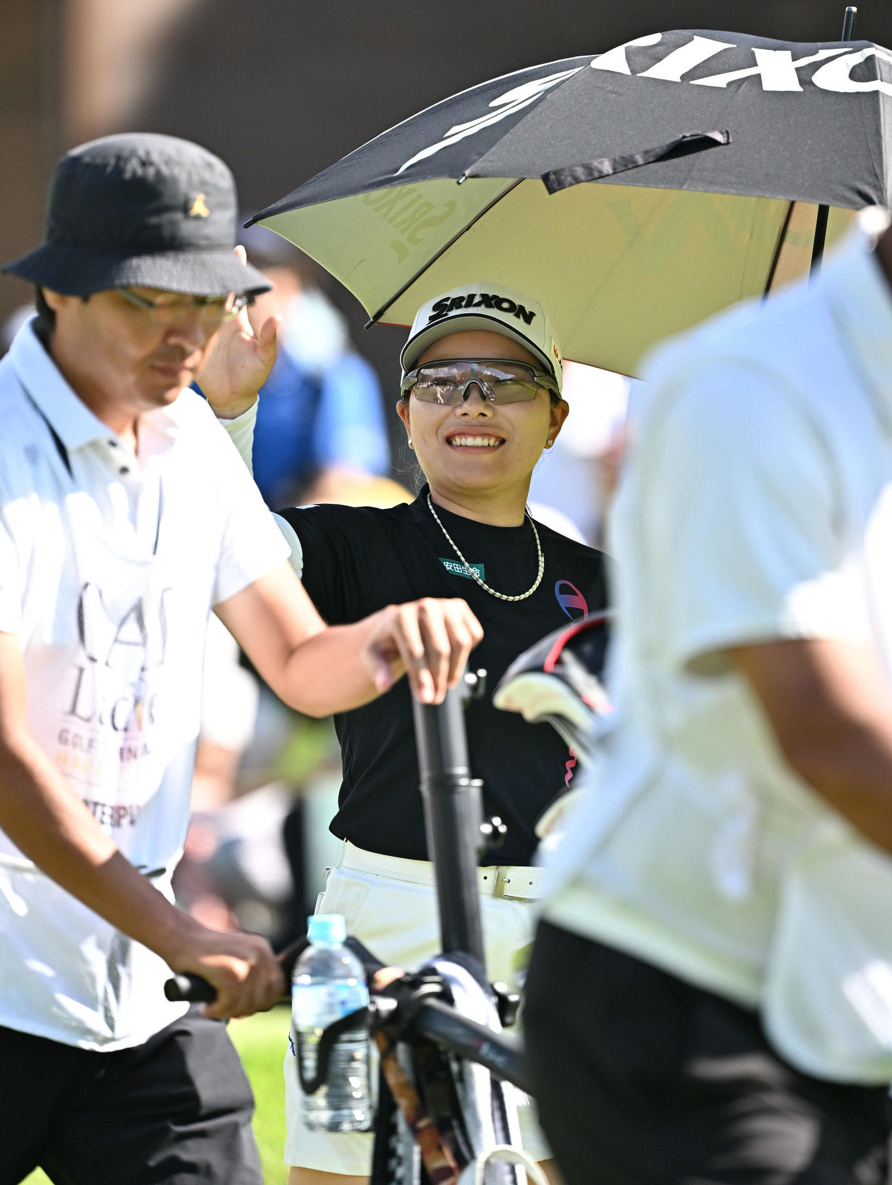 1番、ギャラリーに手を振る勝（撮影・滝沢徹郎）