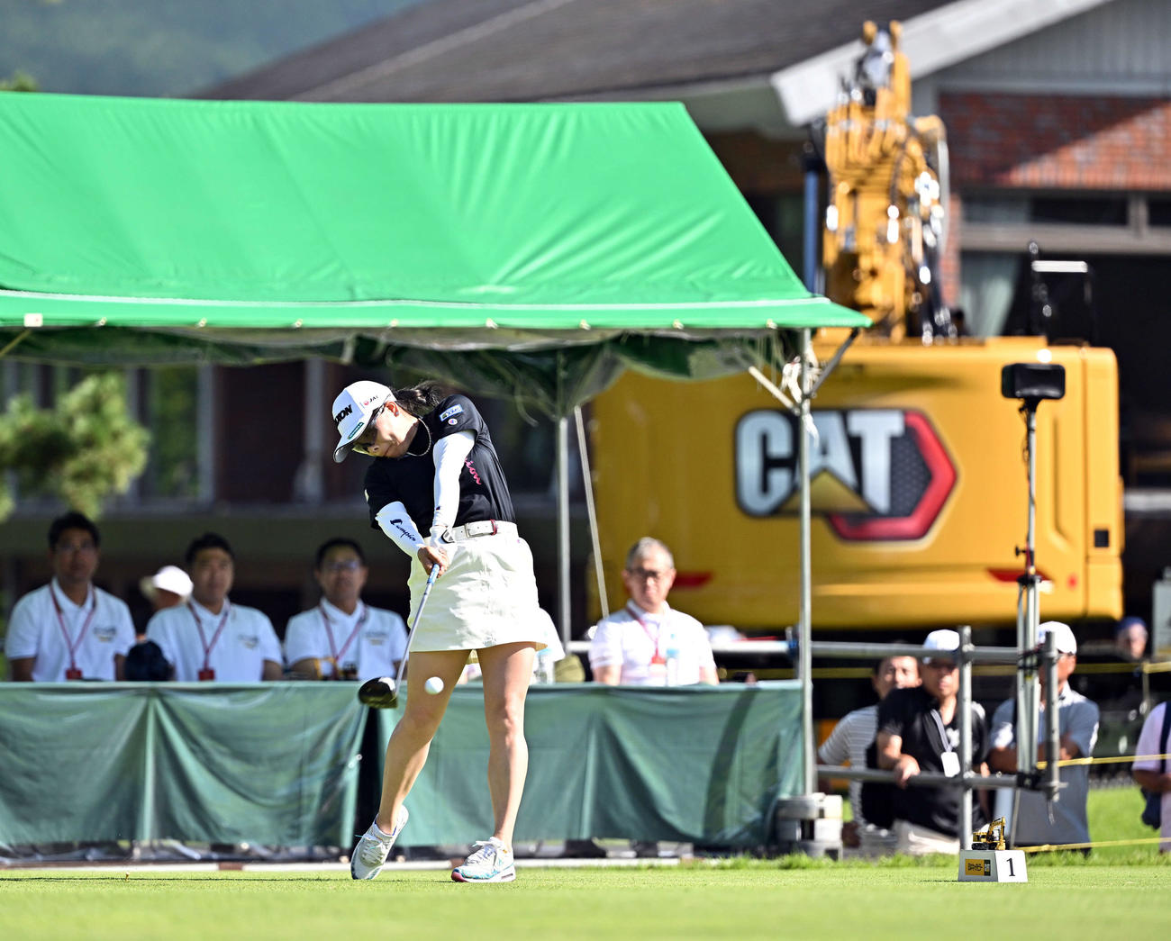1番、ティーショットを放つ勝（撮影・滝沢徹郎）