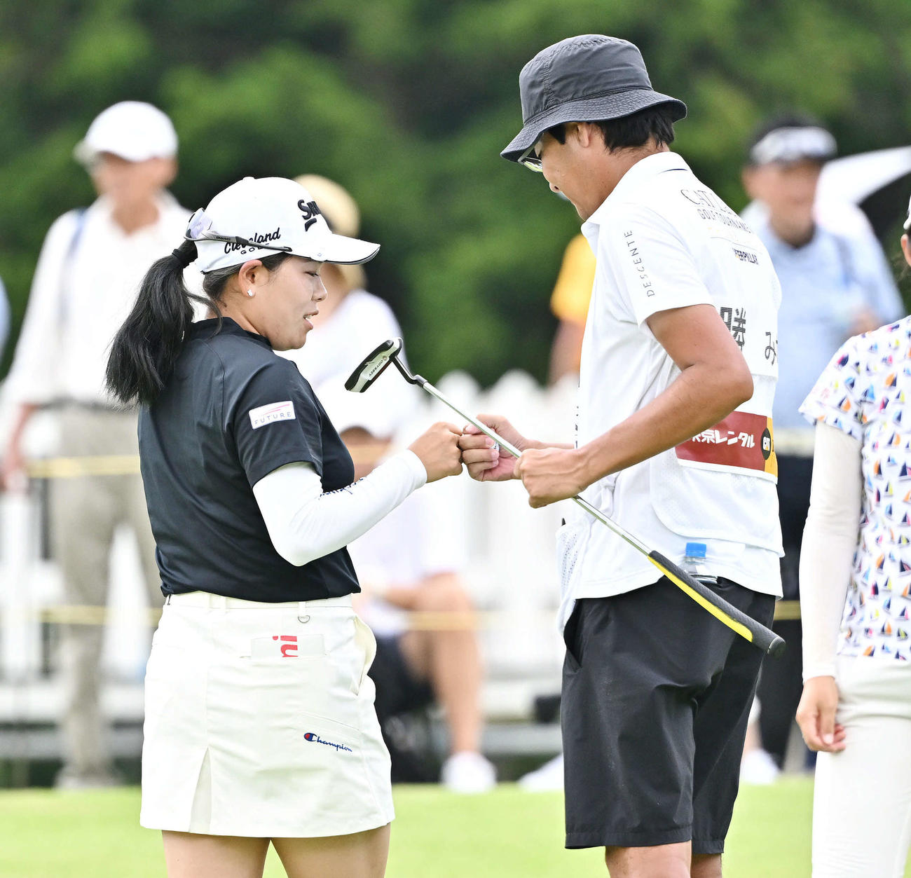ホールアウトした勝（左）はキャディーとグータッチする（撮影・滝沢徹郎）
